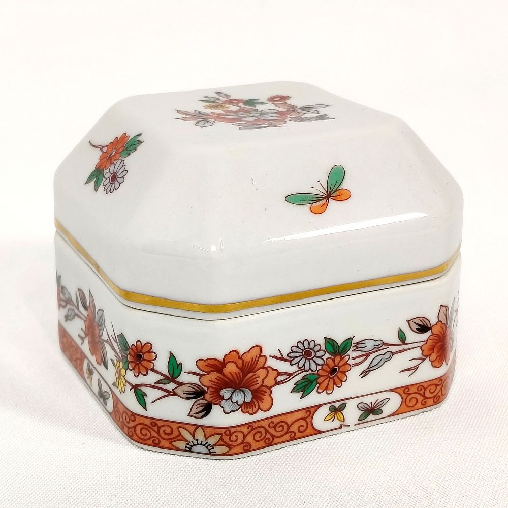 VISTA ALEGRE. Porcelain box from the renowned Vista Alegre factory with the "Magnolia" motif. In 