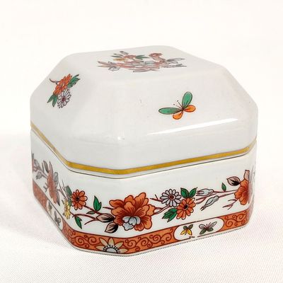 VISTA ALEGRE. Caixa em porcelana da conceituada f&aacute;brica Vista Alegre com o motivo "Magn&oacute;lia". Em 