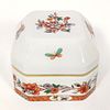 VISTA ALEGRE. Porcelain box from the renowned Vista Alegre factory with the "Magnolia" motif. In Image - 2