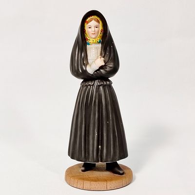 BONECA EM PORCELANA PORTUGUESA. Boneca em porcelana portuguesa policromada manualmente e 