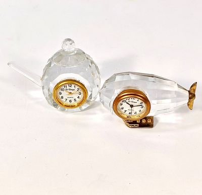 REL&Oacute;GIOS DE MESA. Conjunto de 2 rel&oacute;gios de mesa em cristal lapidado e metal dourado, um com 