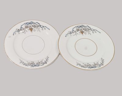 VISTA ALEGRE ARMOREADO. Par de raros Pratos rasos em porcelana muito antigos, com motivos Arte 