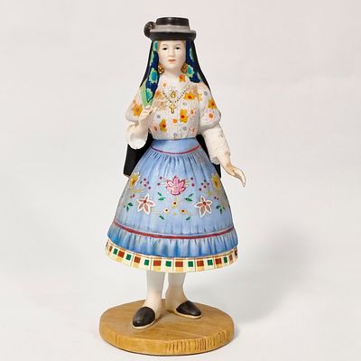 BONECA EM PORCELANA PORTUGUESA. Boneca em porcelana portuguesa policromada manualmente e 