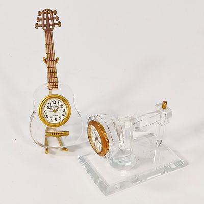 REL&Oacute;GIOS DE MESA. Conjunto de 2 rel&oacute;gios de mesa em cristal lapidado e metal dourado, um com 