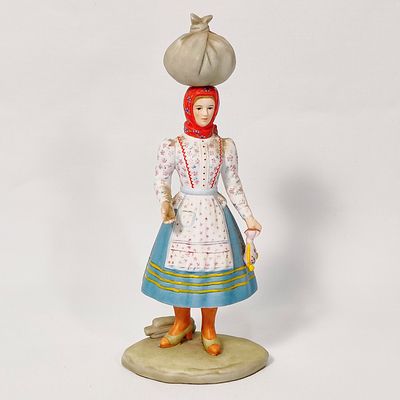 BONECA EM PORCELANA PORTUGUESA. Boneca em porcelana portuguesa policromada manualmente e 