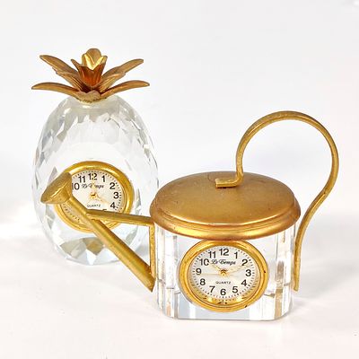 REL&Oacute;GIOS DE MESA. Conjunto de 2 rel&oacute;gios de mesa em cristal lapidado e metal dourado, um com 