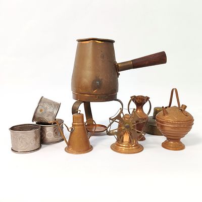 COBRE. Conjunto de objetos em cobre e 3 argolas de guardanapo em metal prateado. Altura do 