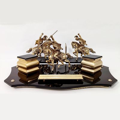 ESCRIT&Oacute;RIO ANTIGO. Conjunto de escrit&oacute;rio antigo com base de secret&aacute;ria com 2 tinteiros (com 