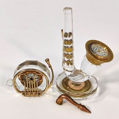 REL&Oacute;GIOS DE MESA. Conjunto de 2 rel&oacute;gios de mesa em cristal lapidado e metal dourado, com 