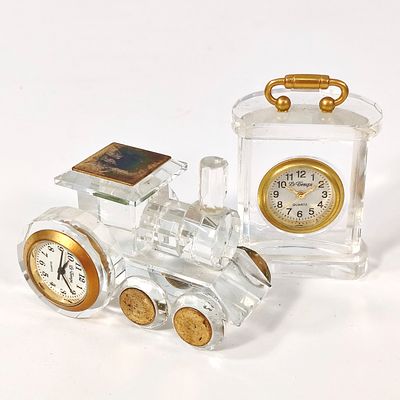 REL&Oacute;GIOS DE MESA. Conjunto de 2 Rel&oacute;gios de mesa em Cristal lapidado e metal dourado, um com 