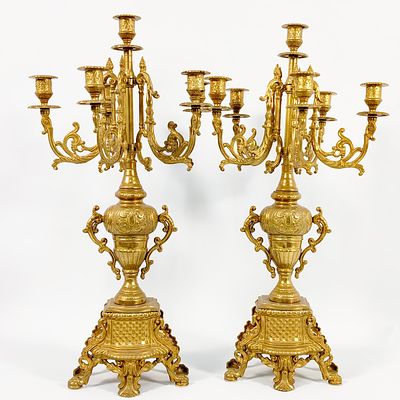 PAR DE CANDELABROS (LU&Iacute;S XV). Candelabros antigos em bronze dourado (Fran&ccedil;a S&eacute;c. XIX). Decora&ccedil;&atilde;o 