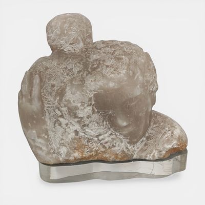 ESCULTURA EM PEDRA ASSINADA. Escultura figurativa em pedra m&aacute;rmore Alabastro de grande formato 