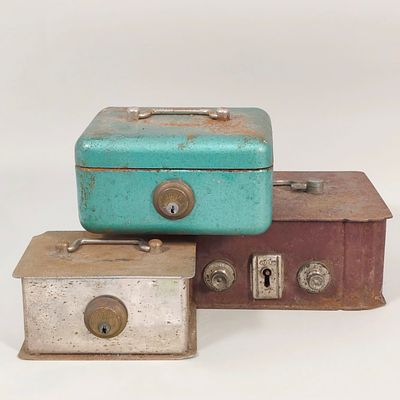 COFRES EM FERRO VINTAGE. Conjunto de 3 cofres em ferro, antigos, v&aacute;rios tamanhos. Dimens&otilde;es: 