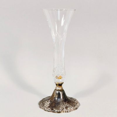 SOLIT&Aacute;RIO CRSTAL E CASQUINHA. Solit&aacute;rio em cristal com base em casquinha. Dimens&otilde;es: 19cm altura.