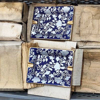 GRANDE COLEC&Atilde;O DE 106 CINZEIROS EM PORCELANA. Lote &uacute;nico de 106 cinzeiros iguais em porcelana 