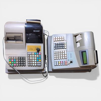 DUAS CAIXAS REGISTADORAS VINTAGE. Sharp ER-A410 e Sharp ER-A440. Ambas possuem teclados elevados 