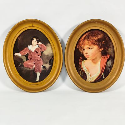 PAR DE MOLDURAS. Par de moldura em madeira patinada a dourado, formato oval com impress&otilde;es sobre 