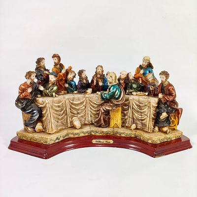 &Uacute;LTIMA CEIA. Estatueta em resina policromada &Uacute;ltima Ceia, assente em base de madeira. Dimens&otilde;es: 