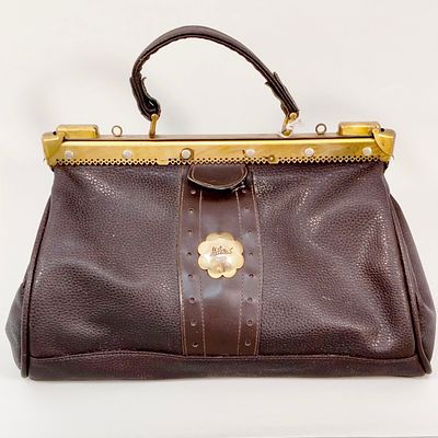 MALA DE M&Atilde;O VINTAGE. Mala de m&atilde;o em couro texturado com chapa recortada "Milans Bags", topo e 