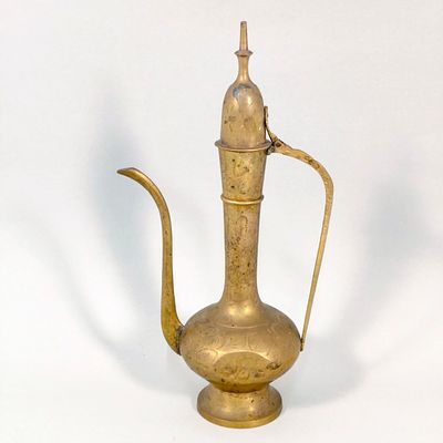 BULE EM LAT&Atilde;O. Bule em lat&atilde;o cinzelado manualmente, cultura &aacute;rabe. Dimens&otilde;es: 32 cm altura