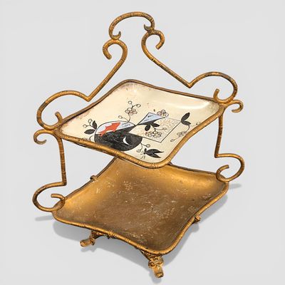 SUPORTE EM METAL. Suporte de servi&ccedil;o, dois n&iacute;veis de estilo vintage, frequentemente utilizado 