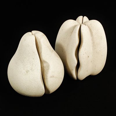 PAR DE ESCULTUIRAS. Conjunto de esculturas abstratas com formas org&acirc;nicas, em cer&acirc;mica com uma 