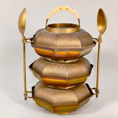 TIFFIN BOX EM LAT&Atilde;O. Recipiente empilh&aacute;vel em lat&atilde;o, utilizado para pordutos alimentares. 