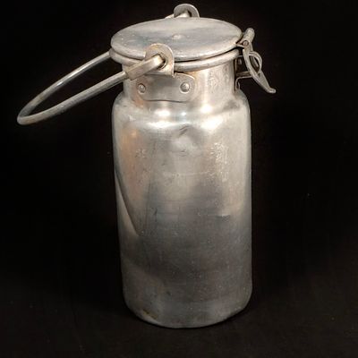 RECIPIENTE DE LEITE EM ALUM&Iacute;NIO. Recipente em alum&iacute;nio com tampa e pega larga. Dimens&otilde;es: 20,5 