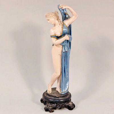 ESTATUETA EM RESINA. Estatueta em resina policromada, Afrodite Deusa do Amor, Beleza 