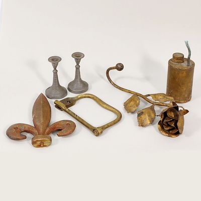 CONJUNTO DIVERSO EM METAL. Conjunto de pe&ccedil;as em metais dferentes, lat&atilde;o e outras ligas, cabide 