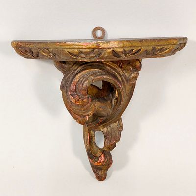 PEANHA EM MADEIRA. Peanha em madeira entalhada e patinada. Dimens&otilde;es: 14cm comprimento.