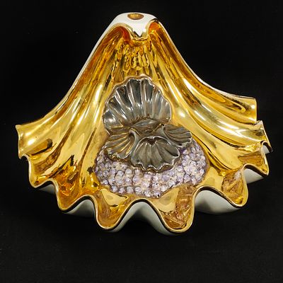 TINA LIMOGES. Pe&ccedil;a decorativa em porcelana Limoges Tina. Dimens&otilde;es: 17cm altura.