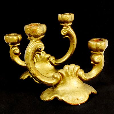 PAR DE CANDELABROS. Par de candeabros em metal patinados a dourado. Dimens&otilde;es: 17,5cm altura.