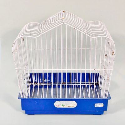 GAIOLA DE P&Aacute;SSAROS. Gaiola de p&aacute;ssaros em metal e base pl&aacute;stica em tom de azul. Dimens&otilde;es: 