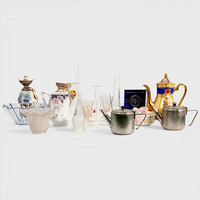 CONJUNTO DIVERSO. Cole&ccedil;&atilde;o de objetos decorativos vintage, incluindo v&aacute;rias pe&ccedil;as de loi&ccedil;a, vidro 