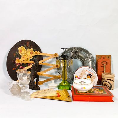 CONJUNTO DIVERSO. Conjunto diverso, composto por pintura a &oacute;leo s/ madeira, candeeiro, prato em 