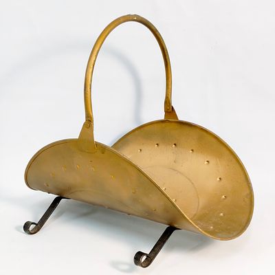 SUPORTE DE LENHA. Suporte de lenha em metal atinado a dourado, com al&ccedil;a. Dimens&otilde;es: 25x49x30cm.