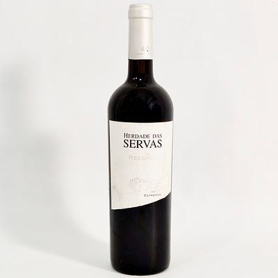 HERDADE DAS SERVAS RESERVA 2011. Bottle of red wine Herdade das Servas Reserva 2011, Alentejo. 