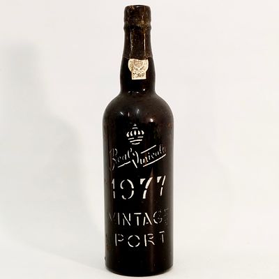 REAL VINICOLA PORT WINE 1977. Bottle of Real Vinicola Port wine, bottled in 1977, V.N. Gaia 