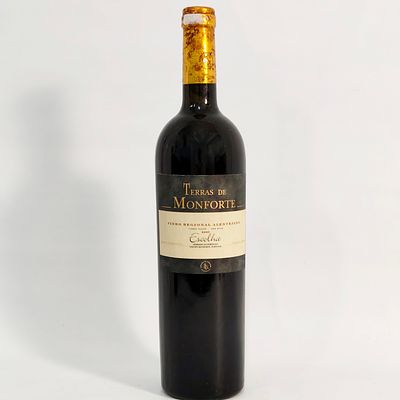 TERRAS DE MONFORTE 2005. Bottle of red wine Terras de Monforte 2005, Herdade do Perdig&atilde;o 