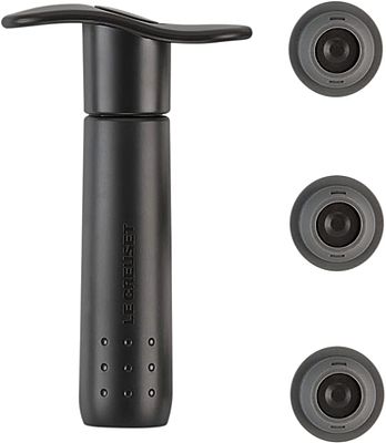 LE CREUSET WINE VACUUM PUMP WITH 3 STOPPERS. Plastic wine vacuum pump, accompanied by 3 reusable 
