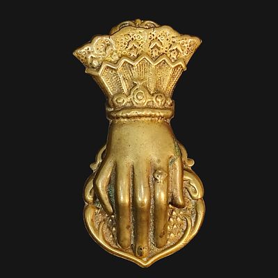 BRASS DOCUMENT CLIP. Document clip, hand-shaped, in brass. Signs of use.