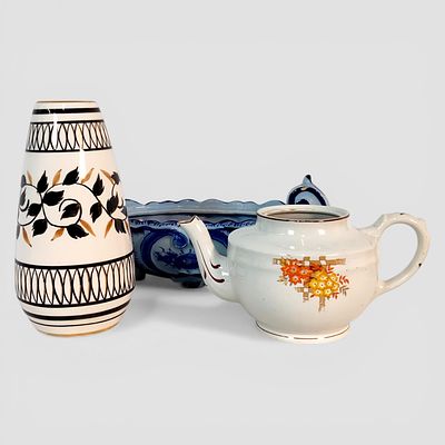 FAIENCE SET. Faience set: 1 Alcoba&ccedil;a centerpiece; 1 Sacav&eacute;m teapot without lid and 1 modernist 