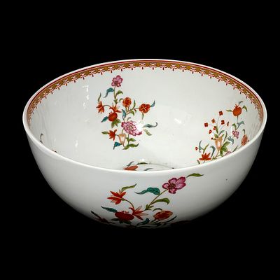 TA&Ccedil;A NG PORCELANA. Ta&ccedil;a saladeira em oporcelana NG, decora&ccedil;&atilde;o floral comemorativa de Penafiel. 
