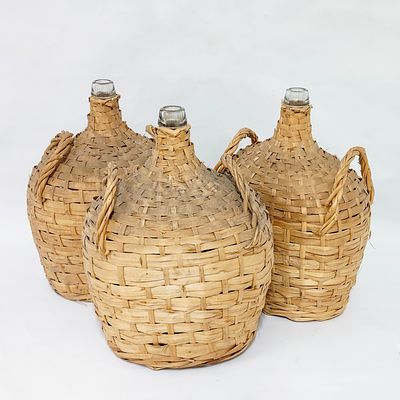 GARRAF&Otilde;ES EM VIDRO E VIME. Conjunto de 3 garraf&otilde;es em vidro revestidos a vime com pegas 