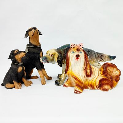 ESTATUETAS DIVERSAS. Conjunto de 3 estatuetas de c&atilde;es em porcelana e marfinite. Dimens&otilde;es: entre 