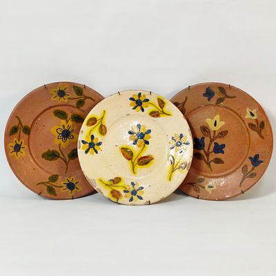 CER&Acirc;MICA VIDRADA. Conjunto de 3 pratos em cer&acirc;mica vidrada, decora&ccedil;&atilde;o de flor ao centro 