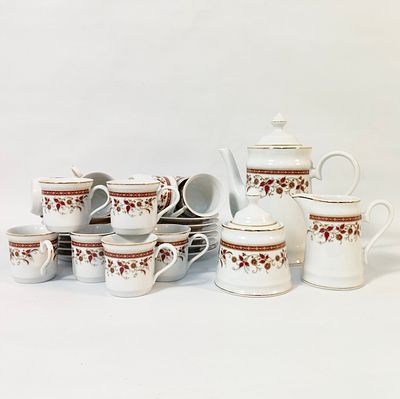 QUINTA NOVA PORCELANA. Servi&ccedil;o de caf&eacute; em porcelana QN, motivo floral em tons de vermelho e ouro 