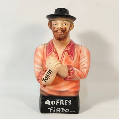 ESTATUETA DE CER&Acirc;MICA. Estatueta de cer&acirc;mica, homem local, pe&ccedil;a humurista, figura ic&oacute;nica da 