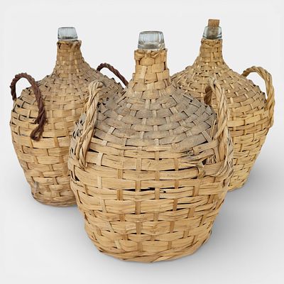 GARRAF&Otilde;ES EM VIDRO E VIME. Conjunto de 3 garraf&otilde;es em vidro revestidos a vime com pegas 